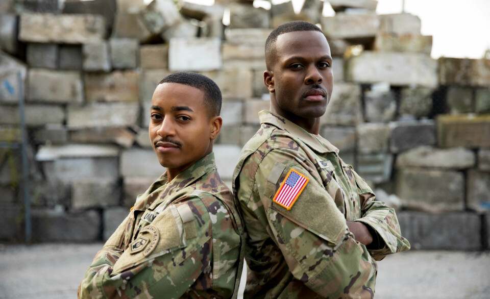 HISTORISK: Stabssersjantene Nicholas Feemster (t.v.) og Lamar Riddick er de to første som noensinne er ansatt som rapper i det amerikanske forsvaret.