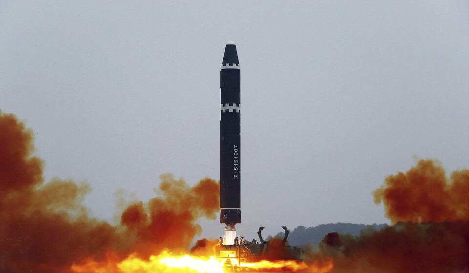TEST: Dette bildet, frigitt av Nord-Korea, viser det som angivelig skal være en testskyting av raketten Hwasong-15 i Pyongyang.