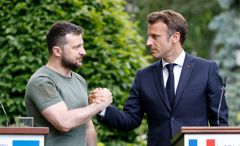 KRITIKK: Frankrikes president Emmanuel Macron (t.h) har fått kritikk for å gi blandede signaler om landets ståsted i krigen mellom Ukraina og Russland. Her avbildet sammen med den ukrainske presidenten Volodymyr Zelenskyj i juni 2022.