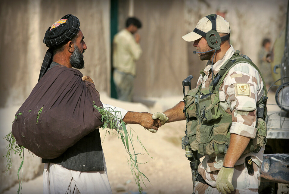 VETERAN: En norsk soldat fra Telemark bataljon på oppdrag i Afghanistan hilser på en lokal afghaner.