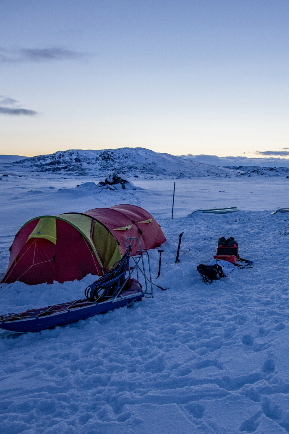 STORMMATTER: Det som først og fremst må på plass før du drar til fjells er et vintertelt, helst med storm-matter. Det er integrerte klaffer av teltduk nederst på teltet som sørger for at snø og føyke ikke blåser inn under teltet.