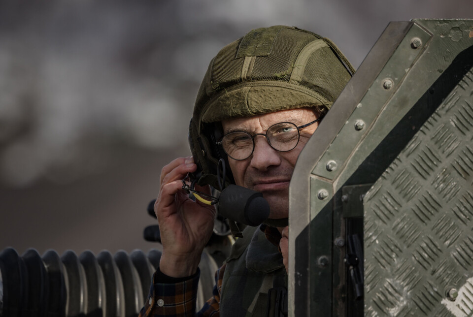 SATSER: Sveriges statsminister Ulf Kristersson meldte mandag at de øker forsvarsbudsjettene. Bildet er fra et besøk til svenske styrker under Cold Response i 2022.