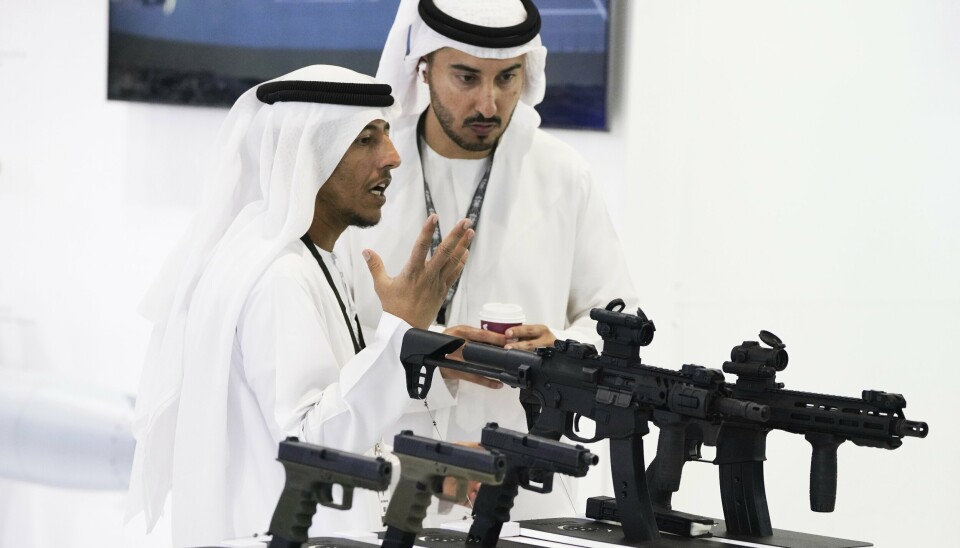 ABU DHABI: Emirater undersøker israelske skytvåpen under den internasjonale våpenmessen i Abu Dhabi, mandag 20. februar 2023.