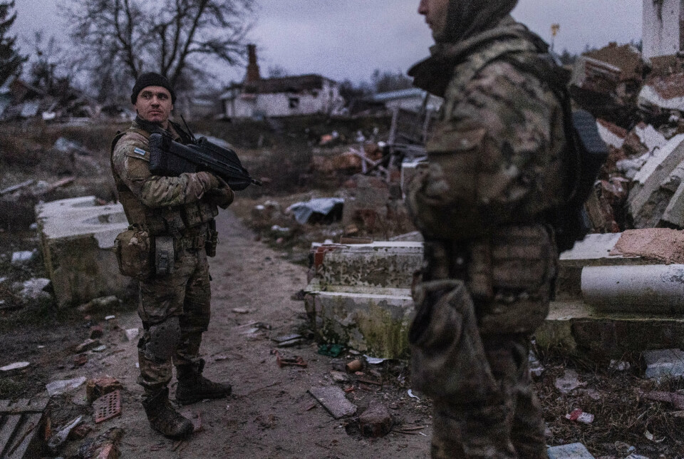 I RUINENE: I Øst-Ukraina er flere landsbyer totalt utradert etter kamper mot russiske soldater. Landsbyen Dolyna var okkupert av russerne i noen måneder i 2022. Her poserer Cæsar og Tikhi i den ødelagte, men frigjorte byen.