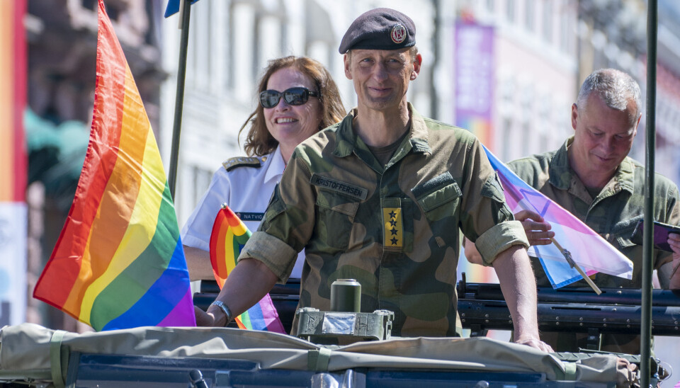 PRIDE PARADEN I 2021: Elisabeth Natvig i Oslo sentrum med forsvarssjef Eirik Kristoffersen.