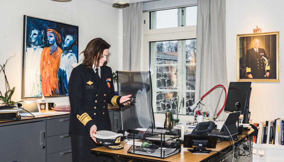 MYNTGATA: Elisabeth Natvig fotografert da hun ble intervju med Forsvarets forum i desember 2022. Det ble dessverre ikke tid til å spørre om hun har noen hobbyer. Dette klarte heller ikke Forsvarets forum å komme til bunns i da Natvig ble portrettintervjuet i 2004: – Jeg må ikke være så utrolig vellykket på alle områder. Jeg er ikke på de rette stedene i fritiden min og driver med yoga og golf og sånt, svarte hun da.