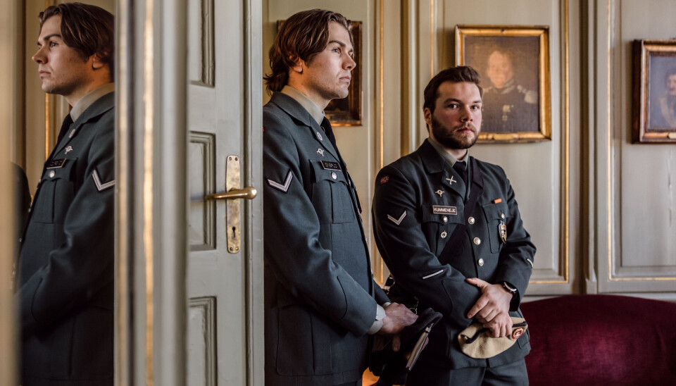 STILTE KRAV: Landstillitsvalgt Henrik Wirak Onsrud (t.v.) sammen med landstillitsvalgt Tord Kummeneje Eriksen. De tillitsvalgte fikk ros fra forsvarsministeren.