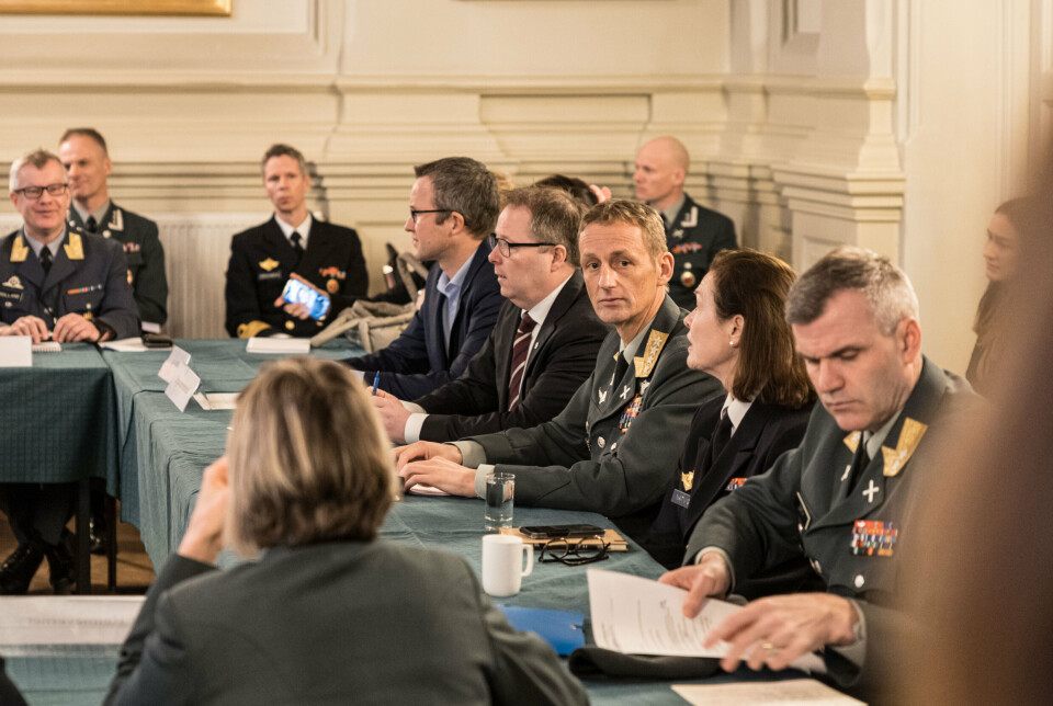 ALVOR: Forsvarssjef Eirik Kristoffersen deltok på møtet, sammen med flere fra Forsvarets øverste ledelse. Her sitter han ved siden av blant annet sjef for Forsvarsstaben Elisabeth Natvig og hærsjef Lars Lervik.