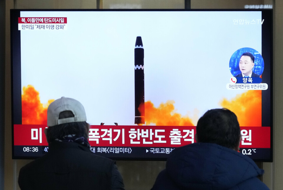 BALLISTISKE RAKETT: TV-skjerm på Seoul togstasjon som skal vise en test av Hwawsong-15, en interkontinentale ballistisk missil på Pyongyang internasjonale flyplass, 18. februar 2023.