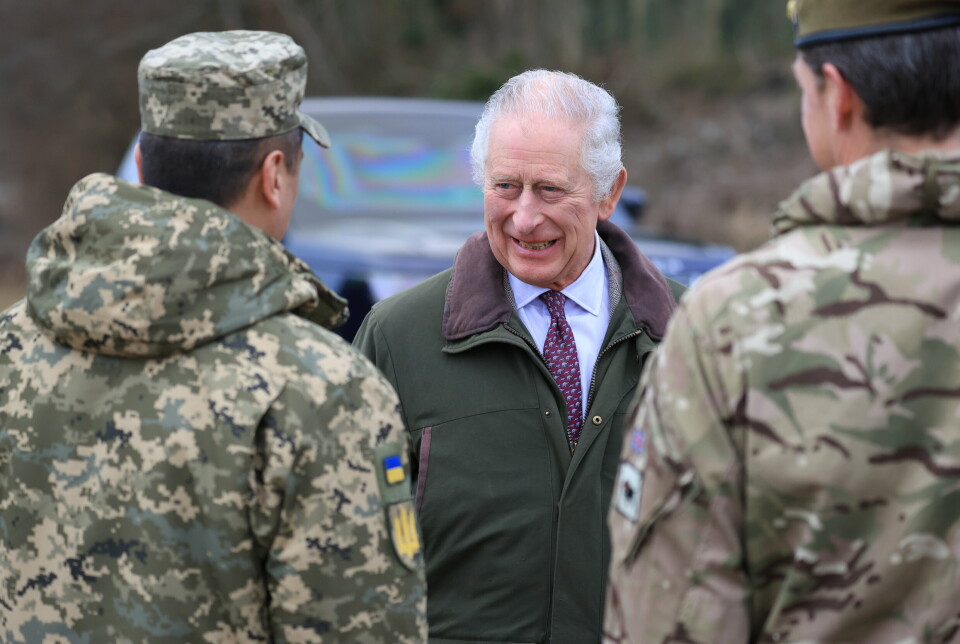 MØTTE UKRAINERE: Kong Charles besøkte mandag en britisk leir der ukrainere gjennomfører soldatutdanning før de drar tilbake til Ukraina.