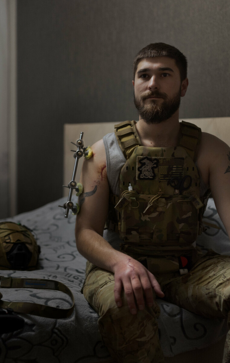 07.01.2023 Kharkiv, Ukraina. Et år etter krigen brøt ut. Bilde: Vlad poserer for et portrett på soverommet. Foto: Nora Savosnick
