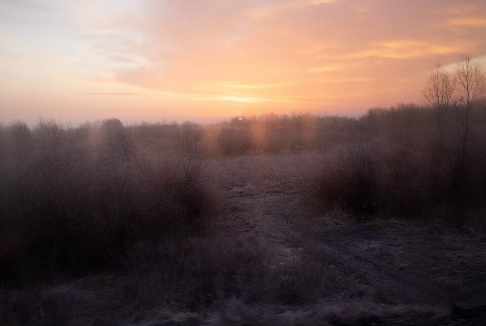 SOLNEDGANG: Solen går ned over Øst-Ukraina, i februar 2022. Få dager senere invaderte Russland nabolandet i en krig som ingen vet når vil ende. I september ble landsbyene rundt Kharkiv frigjort av ukrainske soldater.