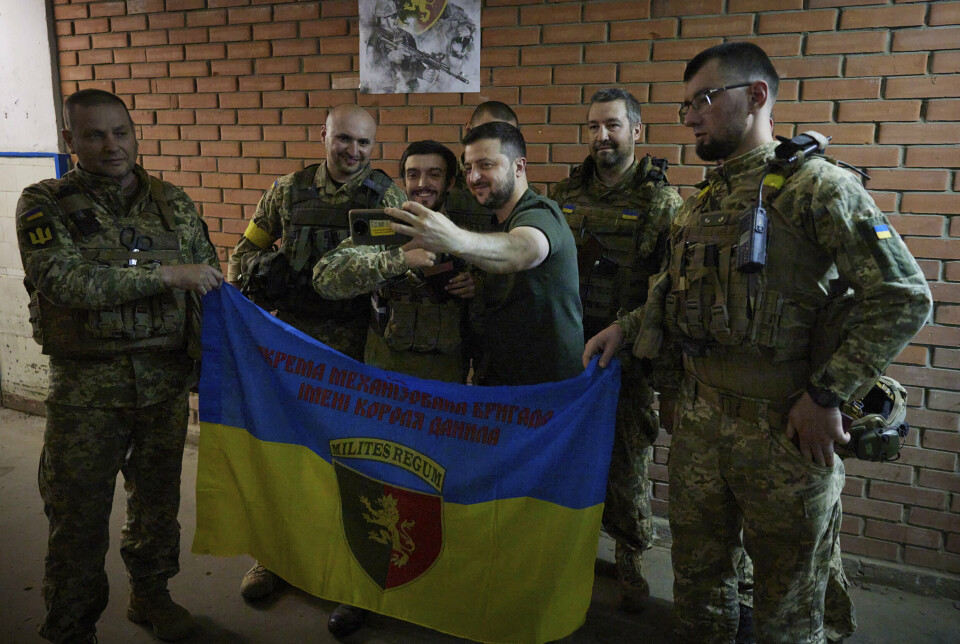TROR PÅ SEIER: Etter et år med kamp mot den russiske invasjonen tror Volodymyr Zelenskyj (midten) på seier i år. Bildet er tatt under et møte med soldater nær fronten i Donetsk i fjor sommer.