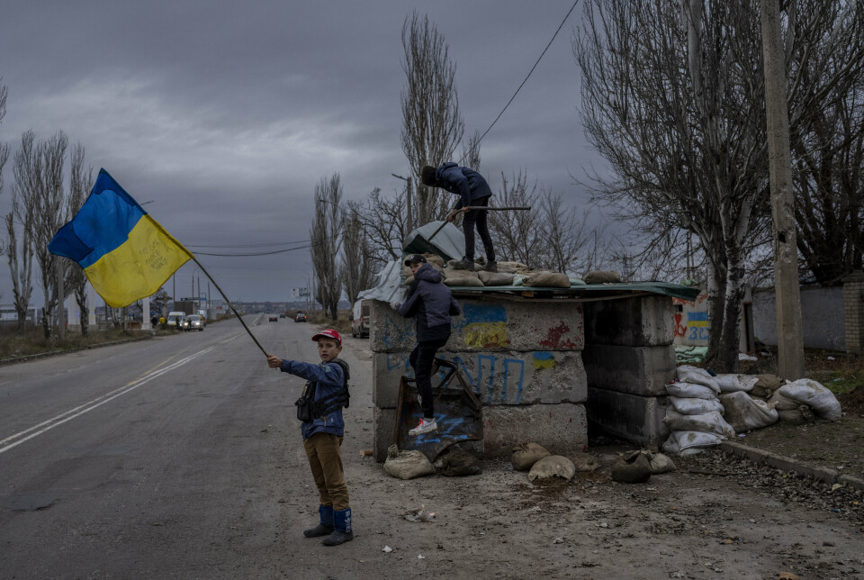 KONTROLLPOST: Ukrainske barn leker på en forlatt kontrollpost i Kherson sør i Ukraina.