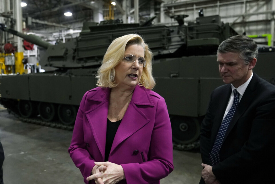 INSPEKSJON: Statssekretær i det amerikanske forsvarsdepartementet, Christine Wormuth, under et besøk der stridsvogner produseres den 16. februar 2023.