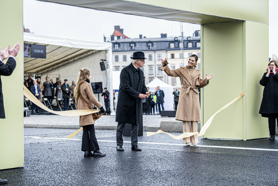 GULLBROEN: Prinsesse Estelle, Carl XVI Gustaf og kronprinsesse Victoria under åpningen av Slussbron, også kalt Gullbroen på folkemunne, i Stockholm 25. oktober 2020.