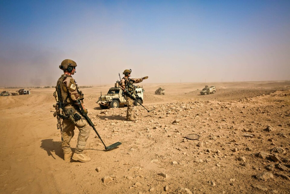 IRAK: Ingeniører tilhørende en styrke fra Telemark bataljon søker et område for potensielle trusler under en tidligere kontingent i Irak.