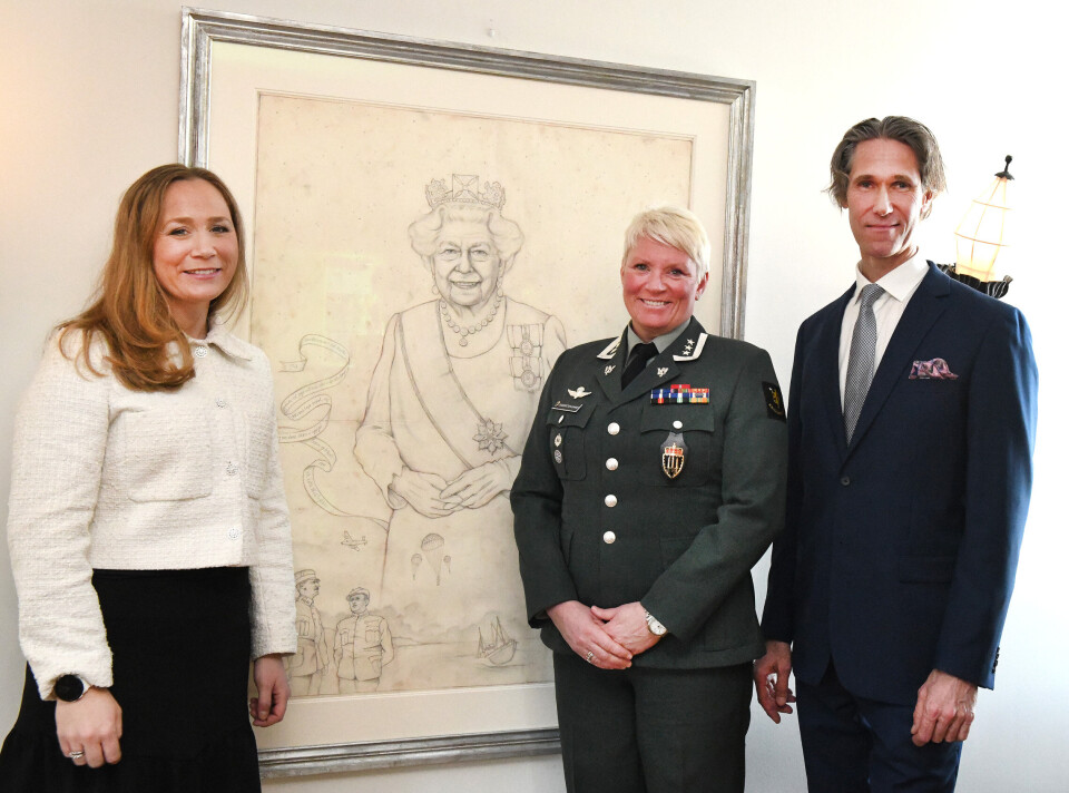 DRONNINGBILDE: Siv Hamre Arntzen i Krigsskolens venner, sjef for Krigsskolen Sigrid Engebretsen-Skaret og og kunstner Ross Kolby under overrekkelsen.