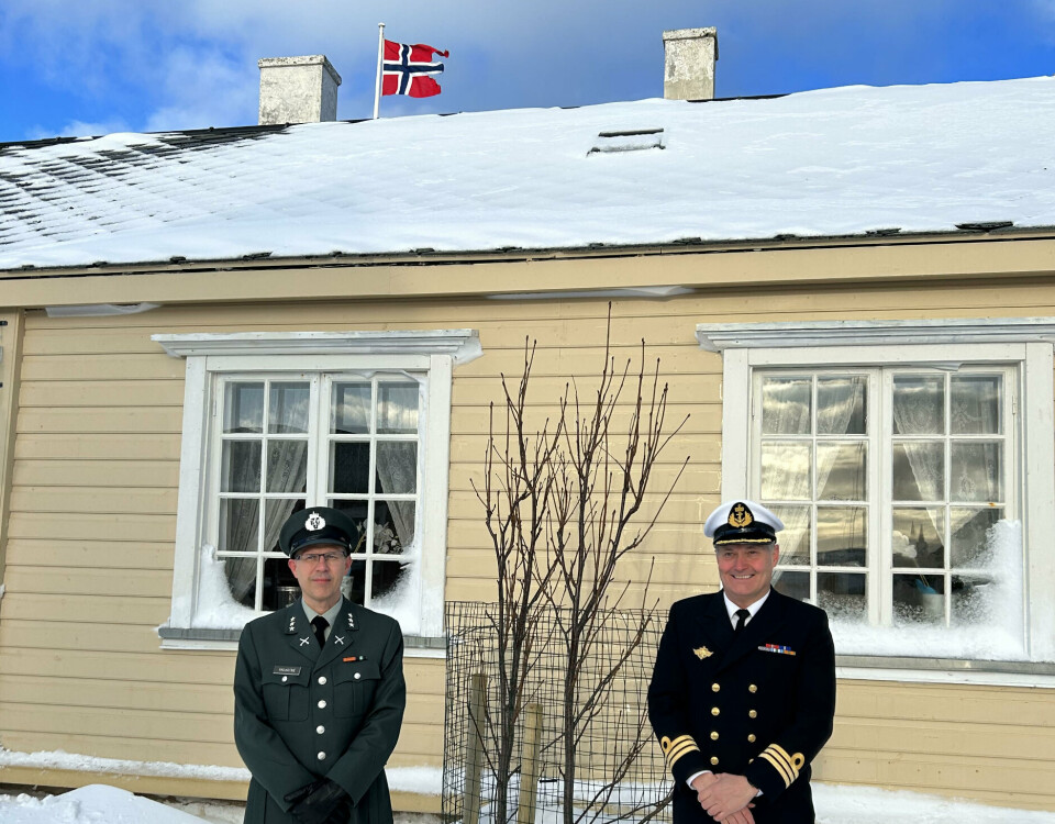 FERDIG: Etter 37 år i Forsvaret takket Roger Hoel (til høyre), denne uken av som kommandant på Vardøhus festning. Kaptein Valvatne er satt til å ivareta festningen inntil ny kommandant er valgt.