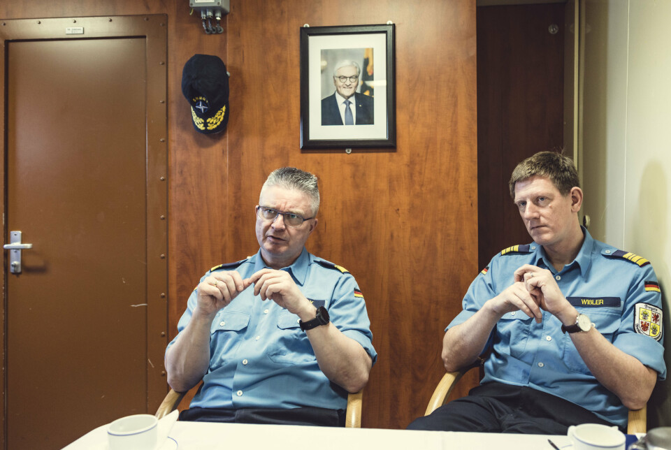 SJEFER OM BORD: Styrkesjef for Nato SNMG1, kontreadmiral Thorsten Marx (t.v.) og skipssjef på den tyske fragetten Mecklenburg-Vorpommern, kommandør Hendrik Wissler. Sistnevnte har vært skipssjef på Mecklenburg-Vorpommernsiden juni 2020.