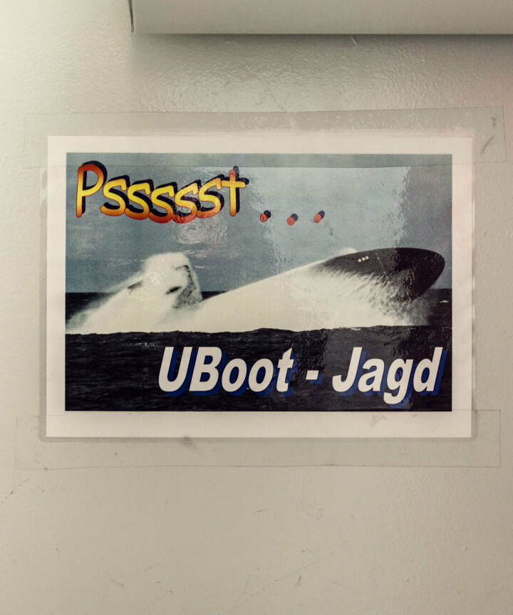 JAKT PÅGÅR: Et bilde av en ubåt på veggen og en påminnelse om å være stille under en eventuell ubåt-jakt
