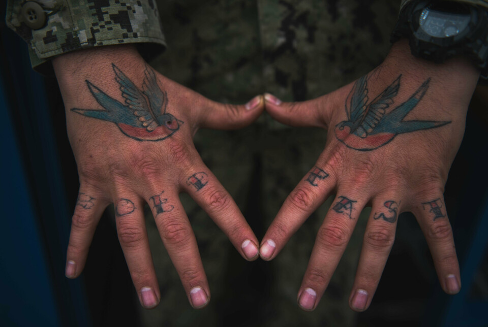 TATOVERING: En soldat i den amerikanske marinen med tatoveringer på hendene. Nå blir dette også tillat i luftforsvaret.