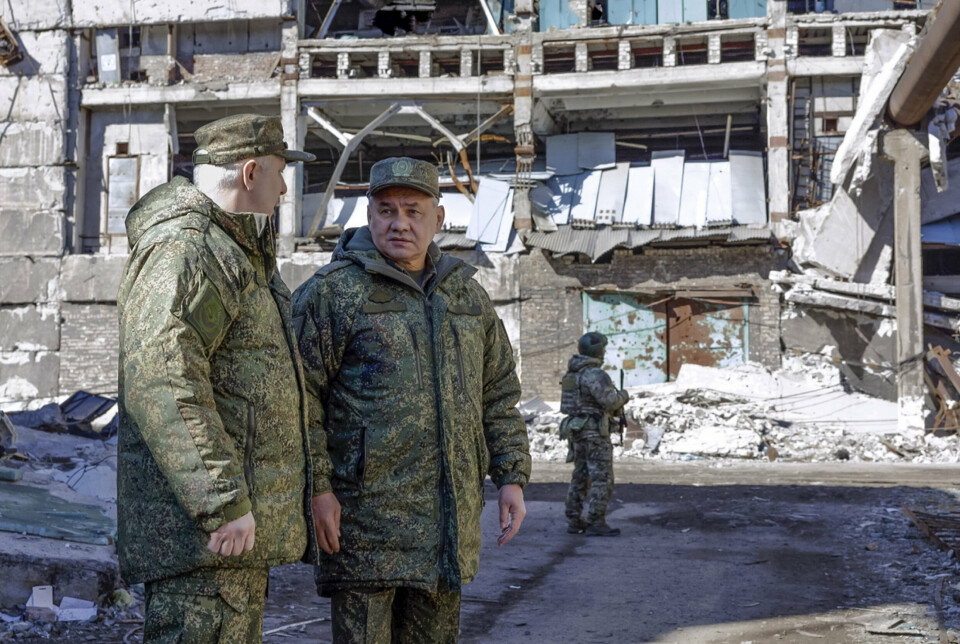 KREML: Russlands forsvarsminister Sergej Sjojgu besøkte ifølge Kreml fronten i Øst-Ukraina lørdag, men det er ikke kjent hvor. Dette bildet er sendt ut av hans eget departement.