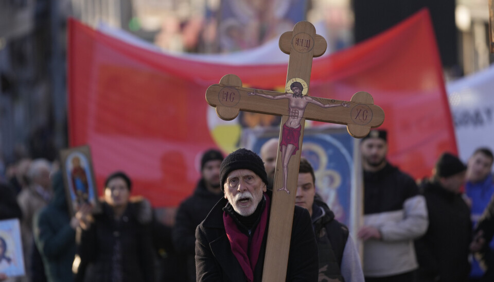 PROTEST: En mann under en protestmarsj i Beograd, Serbia, søndag. Mange serbere anser Kosovo som en viktig del av Serbia, og protesterer mot forhandlinger mellom de to landene.