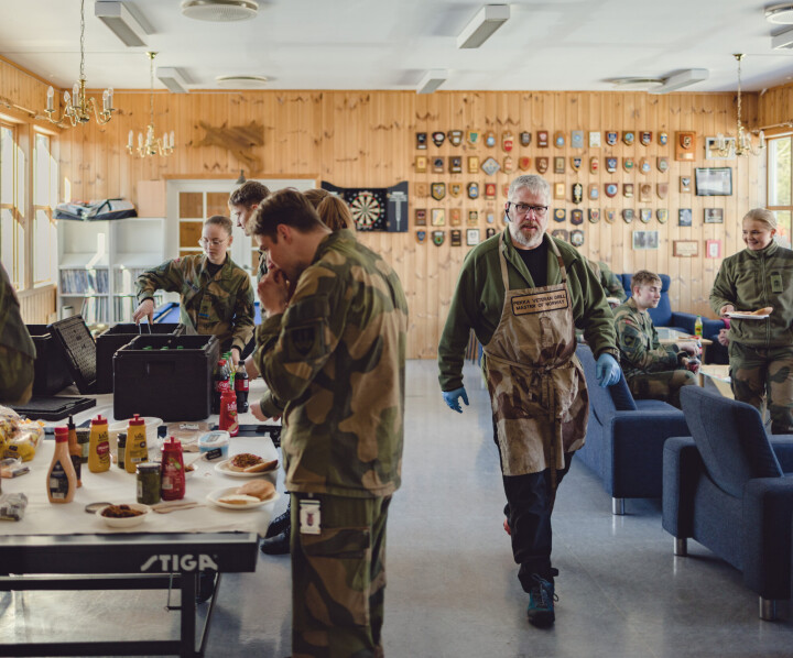 GRILLMESTEREN: Per Christian Jacobsen, bedre kjent som 'Pekka' fra forbundet 'Veteran møter Veteran', troppet opp med en haug av grillpølser og burgere til soldatene på Hauerseter leir. Det ble en bedre start på uka enn hva de er vant med.