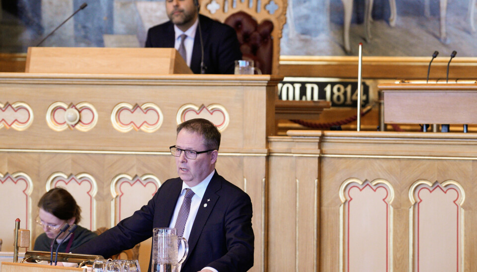 I SPØRRETIMEN: Forsvarsminister Bjørn Arild Gram (Sp) under den muntlige spørretimen på Stortinget i Oslo onsdag. Han ble stilt spørsmål om helikoptre, ammunisjon og seksuell trakassering.