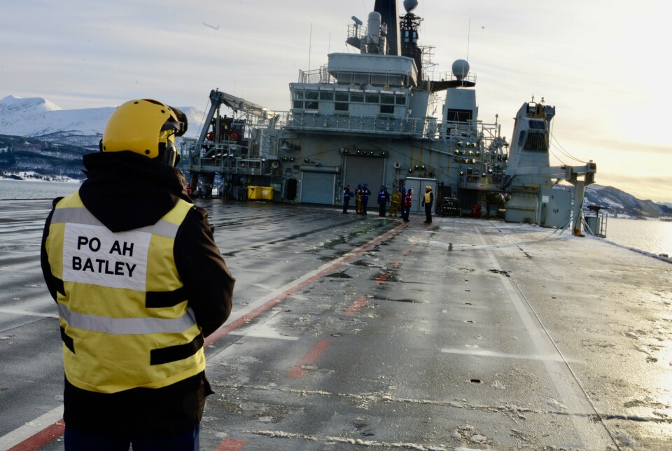 MYE PLASS PÅ DEKK: Det amfibiske angrepsskipet HMS Albion i Vågsfjorden 7. mars 2023. På dekket er det landingsplass for to helikoptre. Skipet har kapasitet til å sette i land 600 soldater, og kan ha ombord 67 kjøretøy, inkludert stridsvogner. Hun har amfibiske fartøy i og utenpå skroget. Da Forsvarets forum besøkte HMS Albion var det 700 personer om bord.
