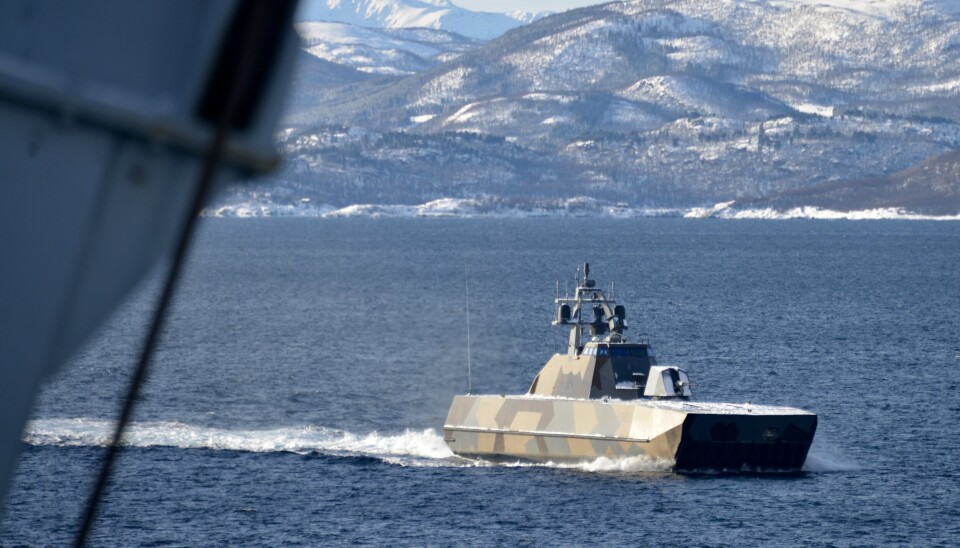 JOINT WARRIOR: En norsk korvett i Skjold-klassen passerer HMS Albion i Andfjorden på øvelsen Joint Warrior, den maritime delen av Joint Viking, 7. mars 2023.