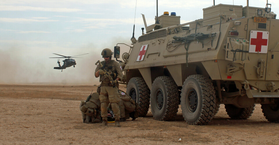 ØVER: Norske soldater gjennomfører en sanitetsøvelse i Irak.