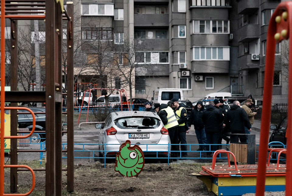 KYIV: Politifolk undersøker en bil etter et rakettangrep mot Kyiv torsdag.