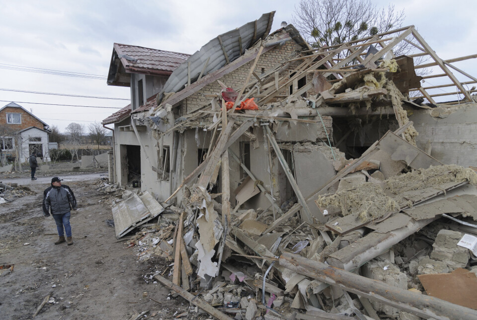 LVIV: En mann passerer ruinene av et hus som er truffet i Zolotsjevsky-distriktet i Lviv-regionen i Ukraina.