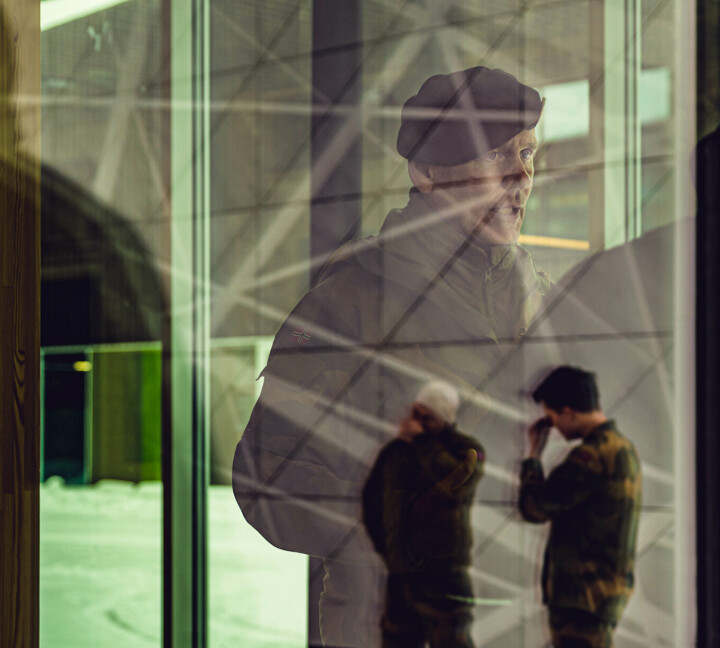 GENERALLØYTNANT: Sjef for Forsvarets operativ hovedkvarter, Yngve Odlo, reflektert i glassdøren til Pasvik grensestasjon.