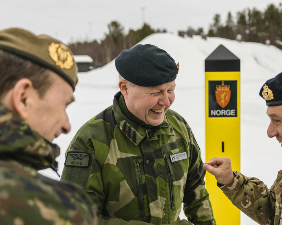 NESTEN ALLSANG PÅ GRENSEN: Mange ville snakke med svenske Carl-Johan «Klute» Edström, som er sjef for operasjonsledelsen i Försvarsmakten.