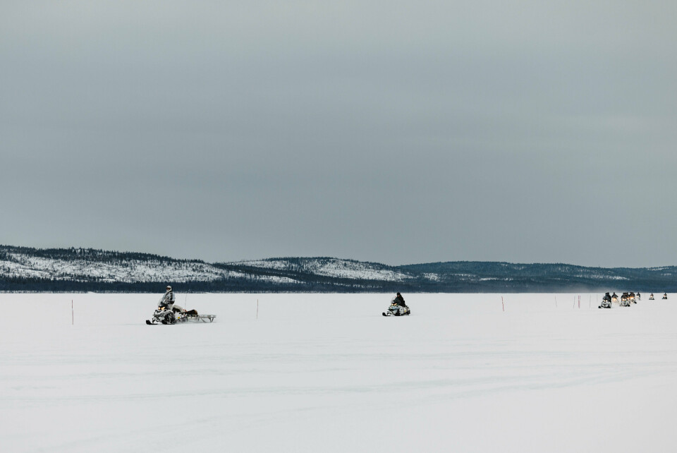 RUSSLAND RETT BAK: Deler av VIP-følget som kjørte snøskuter på Pasvikelva, 9. mars 2023.