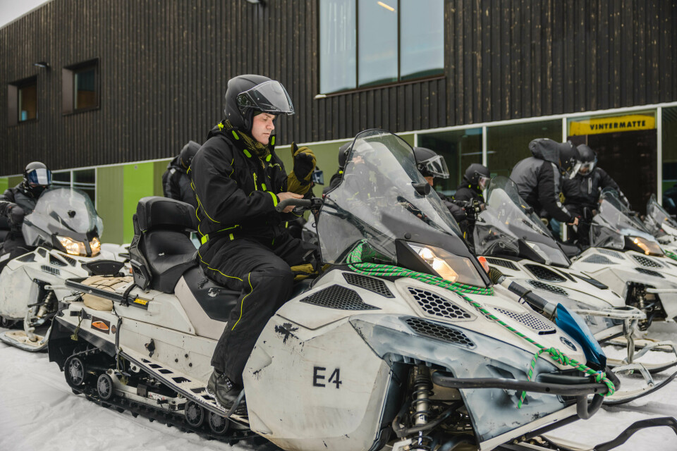 SKUTERTUR: VIP'er på Pasvik grensestasjon klare for skutertur på Pasvikelva. Hærsjef Lars Lervik.