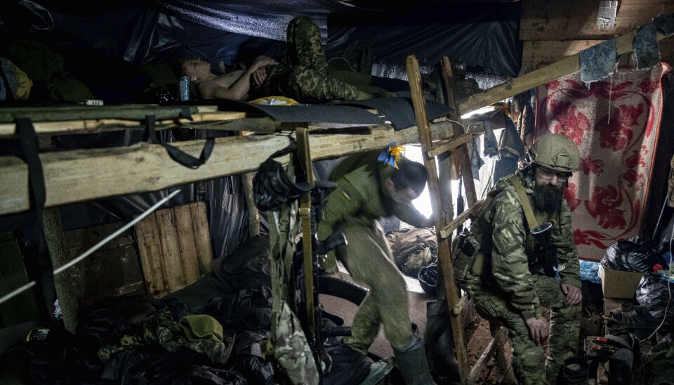 VED FRONTLINJEN: Ukrainske fallskjermjegere hviler ved frontlinjen i nærheten av Bakhmut i Øst-Ukraina fredag.
