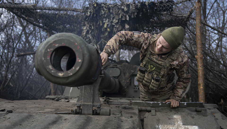VÅPEN: En ukrainsk soldat i Bakhmut fredag 10. mars.