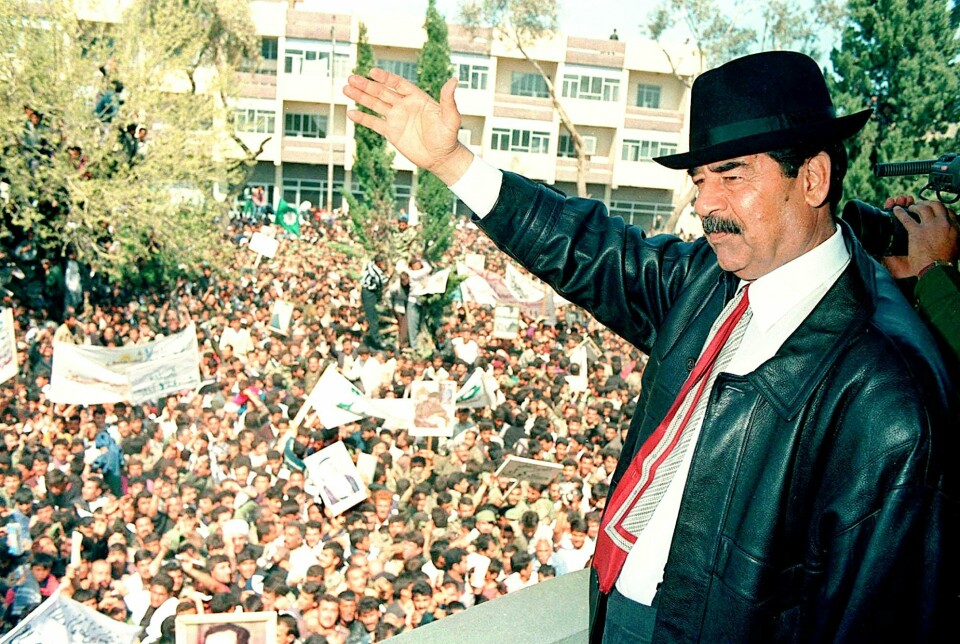 DIKTATOR: Iraks daværende leder Saddam Hussein under et besøk i byen Kirkut i 1998. Hussein var en brutal diktator, som gikk til krig mot nabolandene Iran og Kuwait mens han satt som president.