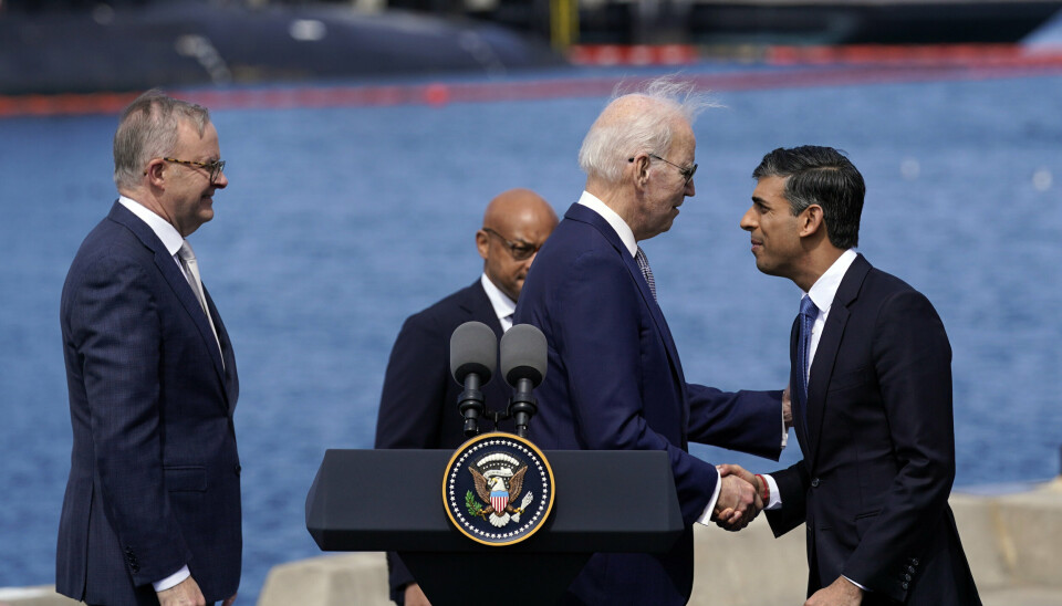 TRIO: Storbritannias statsminister Rishi Sunak tar USAs president Joe Biden i hånden etter en pressekonferanse sammen med Australias statsminister Anthony Albanese (venstre) ved marinebasen Point Loma i San Diego.
