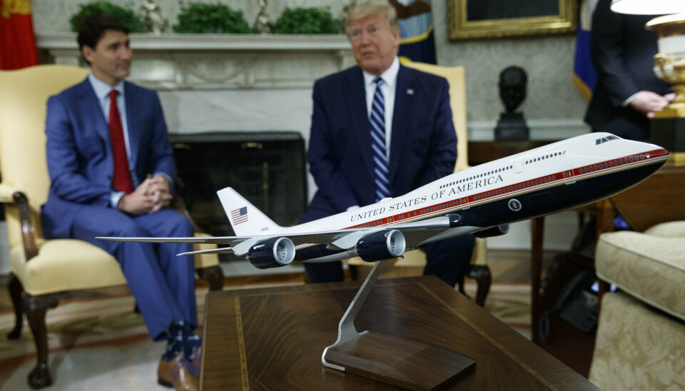 LAKK-NEI: En modell av USAs tidligere president Donald Trumps foretrukne Air Force One-design stod i Det ovale kontor i 2019. I bakgrunnen sitter nevnte president sammen med Canadas statsminister Justin Trudeau.