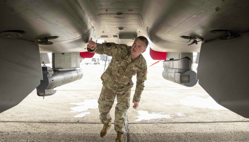 VEDLIKEHOLD: Sersjant i U.S. Air Force undersøker en F-15EX Eagle etter et flyshow i Texas 21. april 2022.