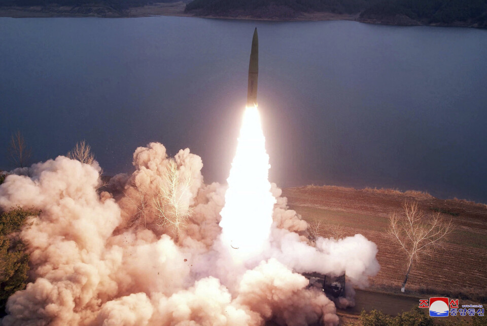 TEST: Nord-Korea testet torsdag et interkontinentalt ballistisk missil, ifølge det sørkoreanske forsvaret. Bildet skal angivelig vise missilet da det ble skutt opp. Bildet er blitt gjort tilgjengelig av nord-koreanske myndigheter.
