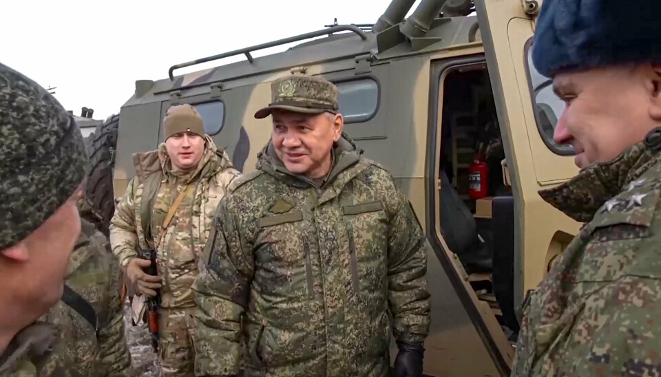 FORSVARSMINISTER: Russlands forsvarsminister Sergej Sjogju under et besøk til russiske styrker i Ukraina. Russland invaderte Ukraina i februar i fjor. Dette bildet er sendt ut fra det russiske forsvarsdepartementet og er datert 22. desember 2022.