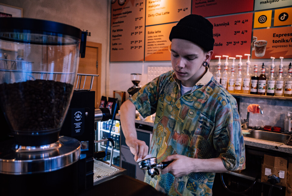 KAFFEBAR: 23 år gamle Nils i Riga har ingen planer om å verve seg eller bli innkalt - han flytter heller til Kypros.
