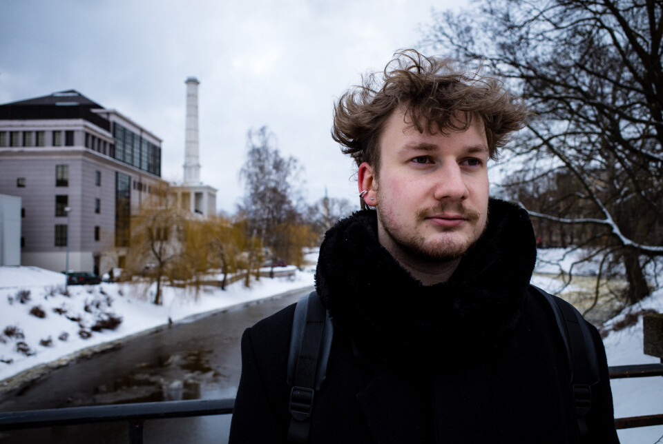 HÅPER Å SLIPPE: Thomas (23) er ikke redd for å bli med i forsvaret, men han synes det er ubeleilig.