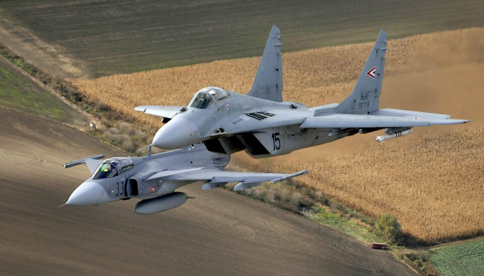 GRIPEN:Et Gripen-fly som Ungarn har kjøpt. Bak er et eldre russisk-produsert MiG-29. Illustrasjonsfoto: